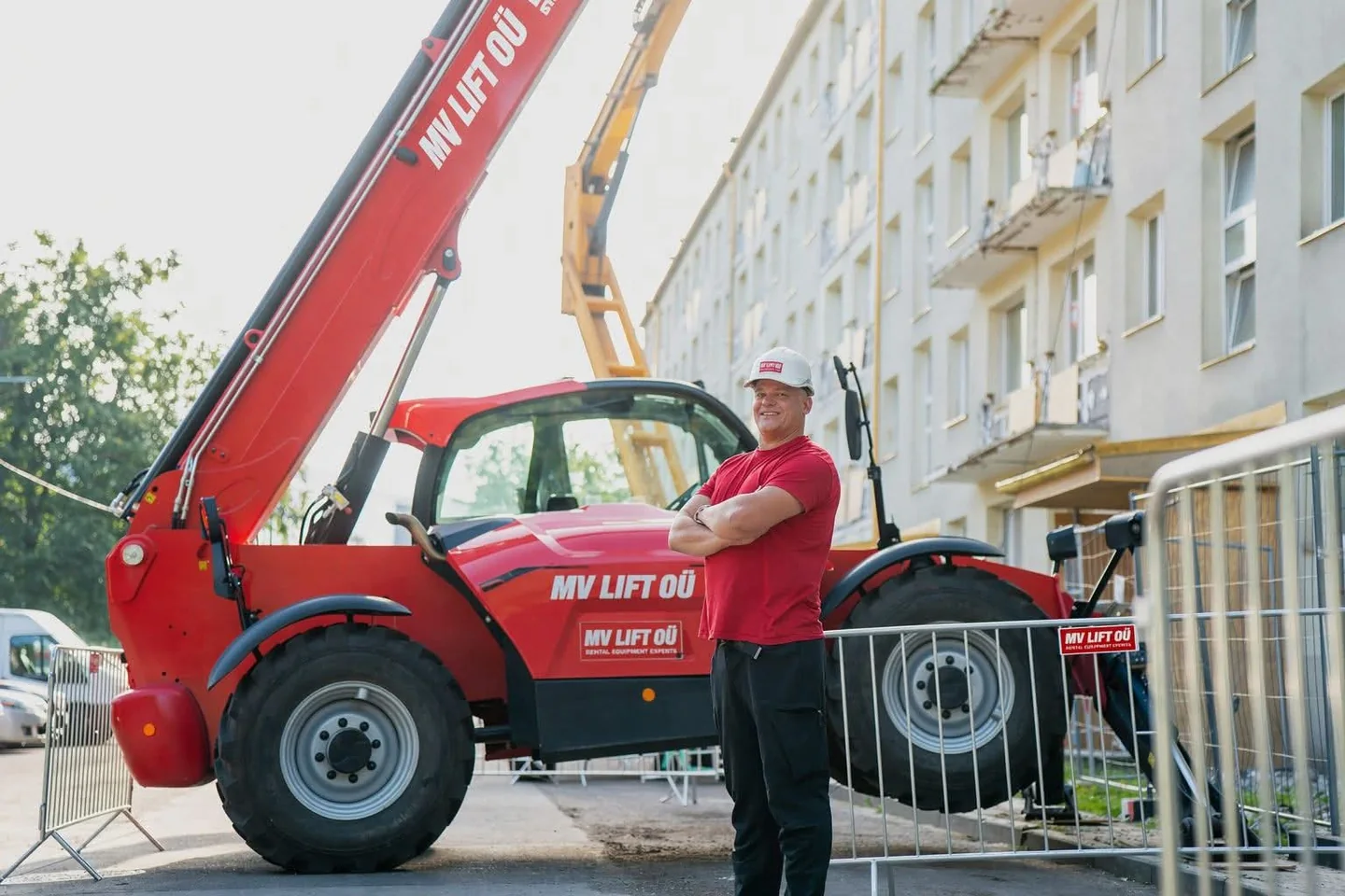 MV Lift OÜ operaator teleskooplaaduri kõrval objektil