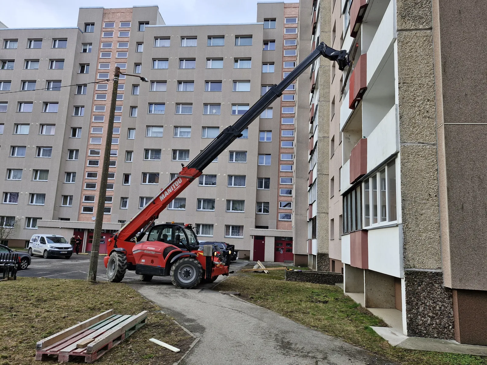 MV Lift OÜ teleskooplaadur tõstetööl kortermajade vahel